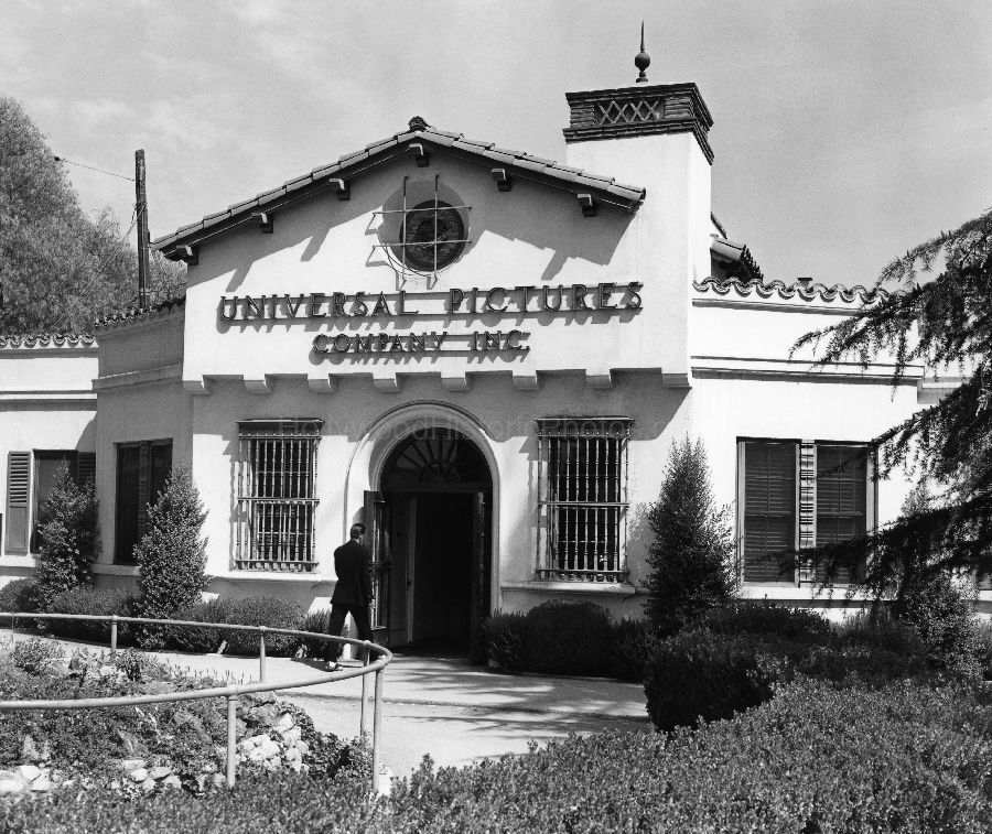 replace Universal Pictures 1940.jpg